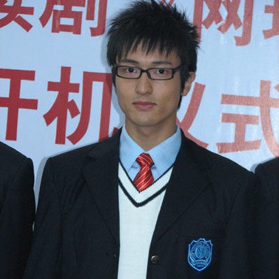 王传君 