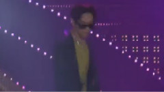 长直发的她