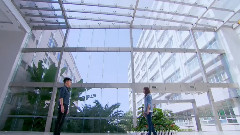 一肩之隔