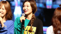 Seulgi看Joy跳舞