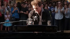 Mika - La Street Performance Di