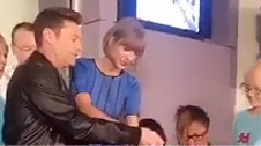 Taylor Swift 惊喜现身Seacrest Studio开幕