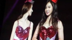 少女时代 - 俞利讲话时,允儿Jessica麦克风捣乱