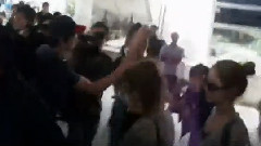 少女时代 - I TOUCHED YOONA ARRIVING AT LAX FOR SMTOWN LA 10
