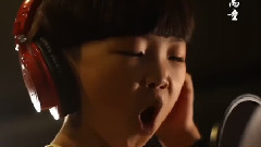 孩子们为抗洪一线的战士们献歌