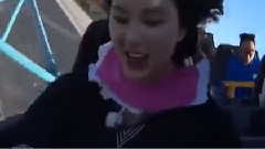 Eunha俊河挑战过山车上吃意大利面