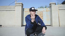 张艺兴铁门前即兴跳舞