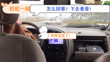 两美女学车弄坏教练车？