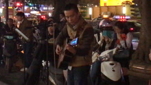 朝阳广场小伙卖唱《再回首》