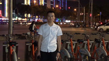  - 在南宁市西乡塘，听完卖唱歌手唱《月半小夜曲》观众鼓掌