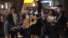 街头漂亮女孩唱《我要你》