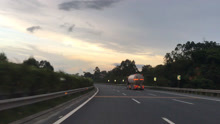 路途的车内音乐《平凡之路》