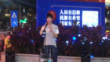 口琴街头表演《星空》路人围观