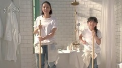 铃木梨央 - ポカリスエット 「夏の親子」篇 「親子で風呂掃除」篇
