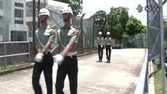 两个女兵走路我咋就看不腻呢