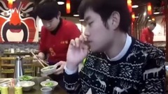 看韩国人在中国吃火锅的吃相, 就知道韩国没有火锅