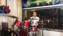 架子鼓表演，今年很火的一首歌曲《远走高飞》，好听