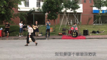 萌妹子点了这首歌，不会唱，只好拿出口琴独奏
