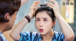 电视剧<盲约>心疼!蒋欣穿裙子被绊倒怒摔保龄球