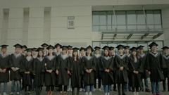 高中顺利毕业王力可前来庆祝