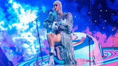 Katy Perry - 演唱会巡演惊现设备故障,水果姐淡定搞笑应对!