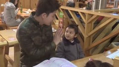 电视剧<复合大师>萌神甜馨探班舍王源夸爸爸帅
