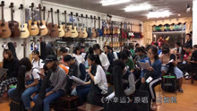 几十个女大学生合唱《小幸运》