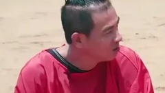 小小春沙滩远眺尽显"大哥"风范