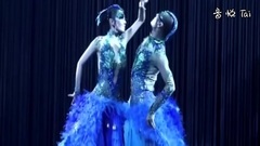 58岁杨丽萍在更衣室与男演员合影,秀好身材苗条