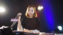美女弹唱神曲《起风了》