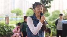残疾人丁燕，街头唱出《天在下雨我在想你》绵绵细雨醉想你！