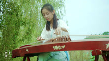 女孩儿弹奏古筝《玲珑》