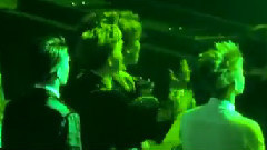 看Mamacita舞台表演的EXO