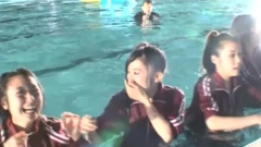 被拉进水中