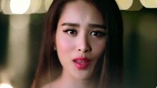 咬住下唇