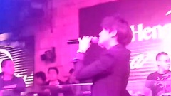 眼泪笑了